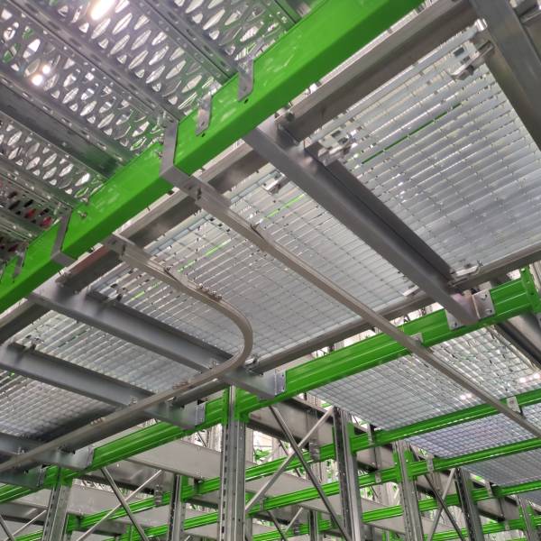 Manutenzione e transito in magazzino verticale a tre piani