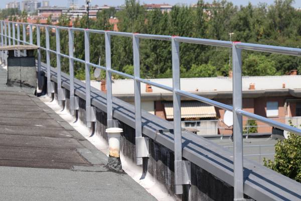 Norma tecnica parapetto anticaduta UNI 11996:2025